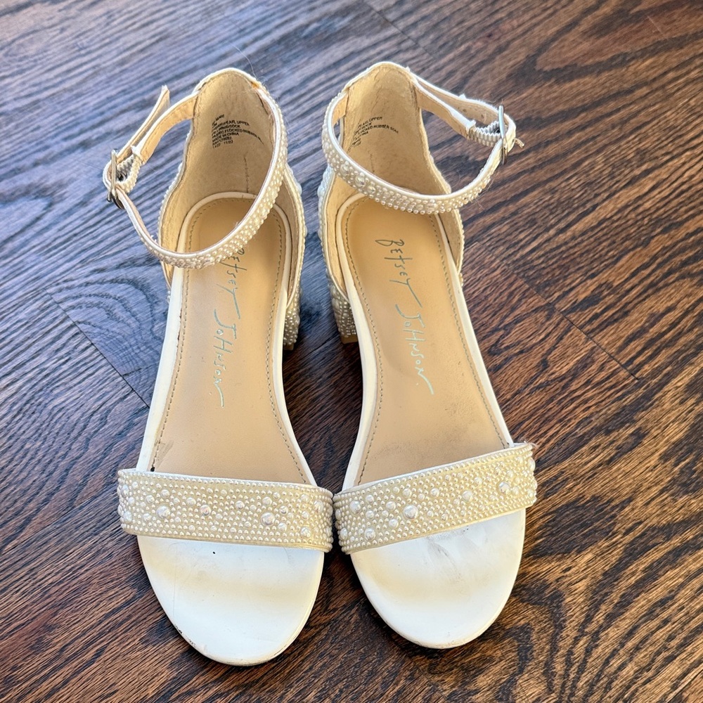 Betsy Johnson Size 13 Pearl and White Kitten Heel